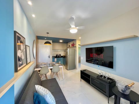 Communal lounge/ TV room, TV and multimedia, Kitchen or kitchenette, Living room, Dining area, stove
