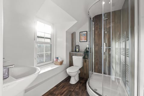 Shower, Toilet, Bathroom, towels