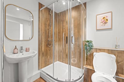 Shower, Toilet, Bathroom, towels