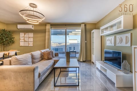 Communal lounge/ TV room, TV and multimedia, Living room, Evening entertainment