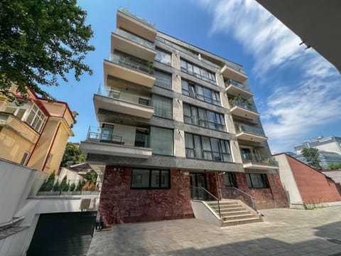 Property building, Facade/entrance, Day, Neighbourhood, Street view