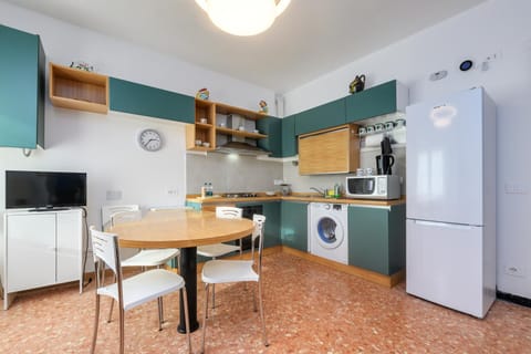 TV and multimedia, Coffee/tea facilities, Kitchen or kitchenette, Dining area, stove, washing machine