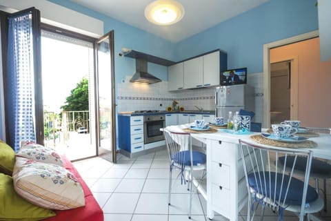 Kitchen or kitchenette, Living room, Seating area, Dining area, stove