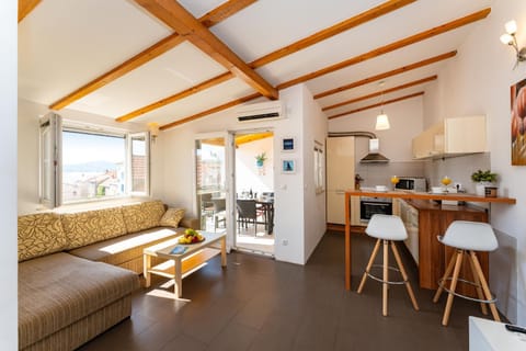 Kitchen or kitchenette, Living room, Seating area, Dining area, oven, stove