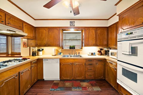 Relax and Play 3BR Retreat w Sunroom House in Baytown