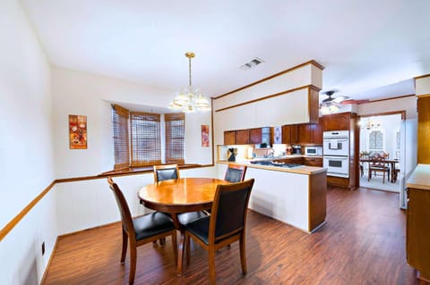 Relax and Play 3BR Retreat w Sunroom House in Baytown