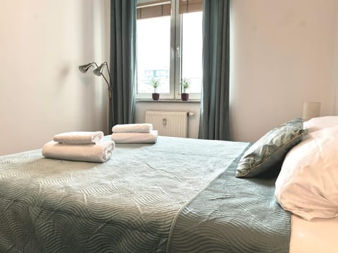 Bed, Photo of the whole room, Bedroom, towels