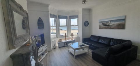 2 Harbour Views Apartment in Rhôs-on-Sea