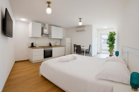 Bed, TV and multimedia, Kitchen or kitchenette, Photo of the whole room, Bedroom, oven, stove, towels