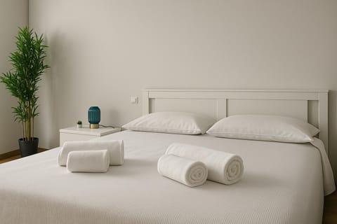 Bed, Photo of the whole room, Bedroom, towels