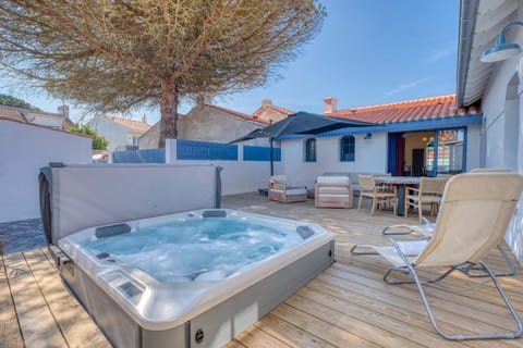 Patio, Day, Hot Tub, Spa and wellness centre/facilities, sunbed