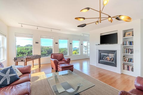 Coastal Retreat with Ocean Views and Hot Tub House in Newport