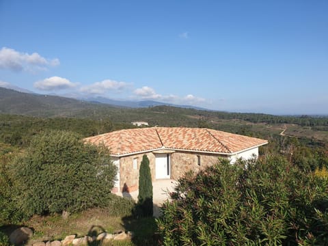 Maison au calme avec vue magnifique Villa in Sari-Solenzara