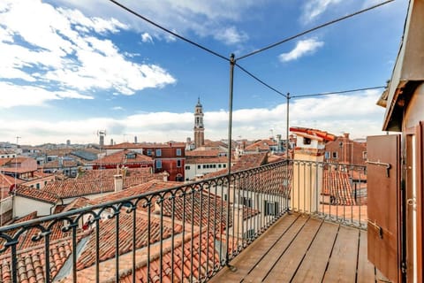 View (from property/room), Balcony/Terrace, City view