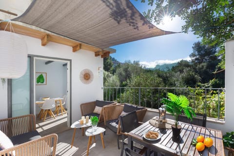 Natural landscape, Balcony/Terrace, Dining area