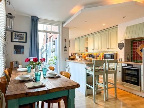 Kitchen or kitchenette, Living room, Food and drinks, Seating area, Dining area, Food, dishwasher, oven, stove