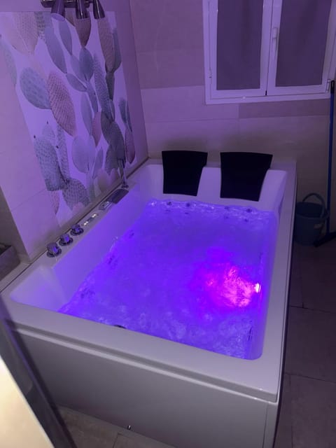 Hot Tub, Photo of the whole room