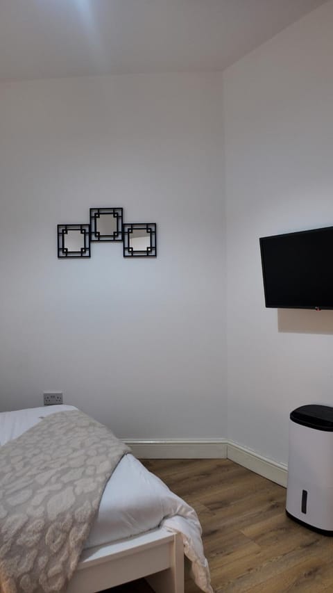 Communal lounge/ TV room, Bed, TV and multimedia, Photo of the whole room, Evening entertainment, Bedroom