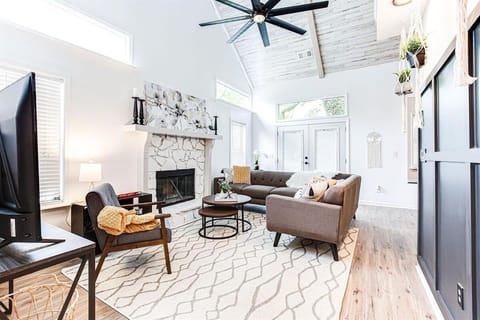 Scandi Chic-mins to KSU, Sleeps 5, wKing, pet friendly House in Kennesaw