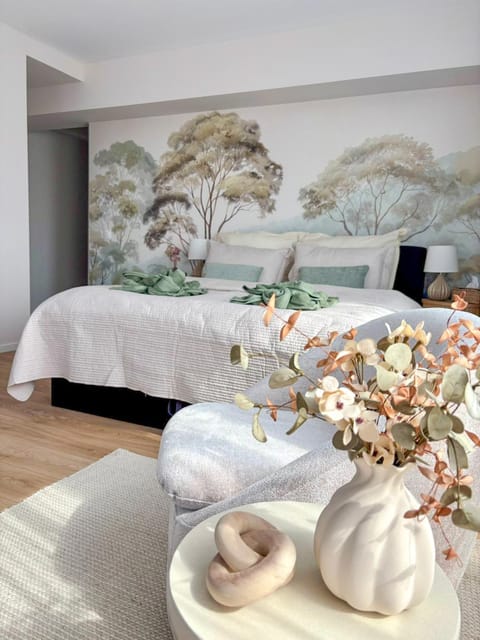 Bed, Photo of the whole room, towels