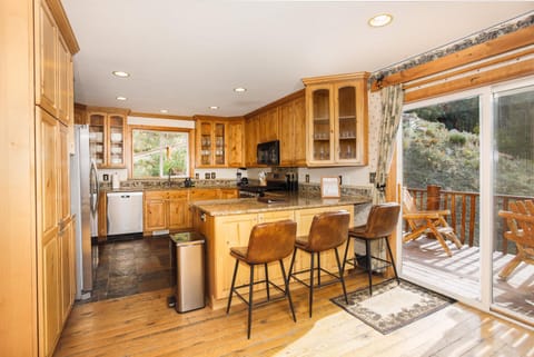 Coffee/tea facilities, View (from property/room), Balcony/Terrace, Dining area, Mountain view, kitchen