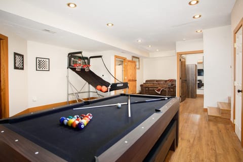 Billiard, Game Room