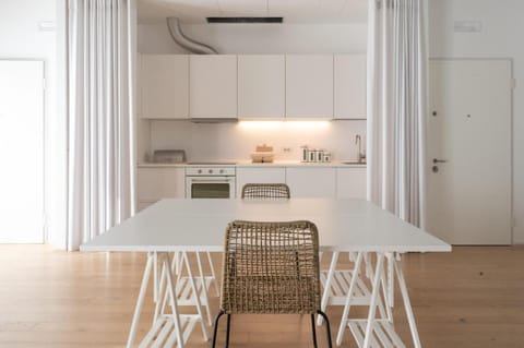 Kitchen or kitchenette, Dining area, stove