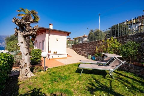 Property building, Patio, Day, Garden, Garden view, sunbed