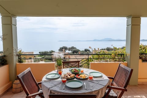 Day, View (from property/room), Balcony/Terrace, Food and drinks, Seating area, Dining area, Sea view