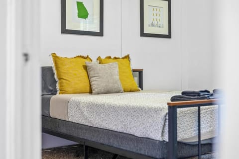 ATL Home min from Airport and Downtown House in East Point