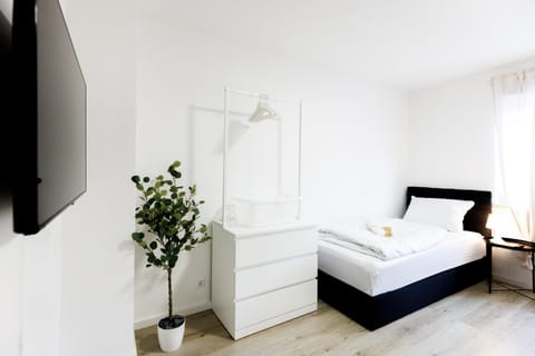 Bed, TV and multimedia, Photo of the whole room, Evening entertainment, Bedroom