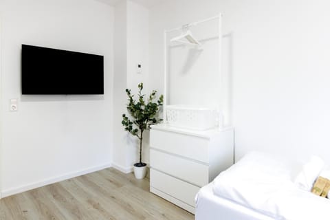 Bed, TV and multimedia, Photo of the whole room, Evening entertainment, Bedroom