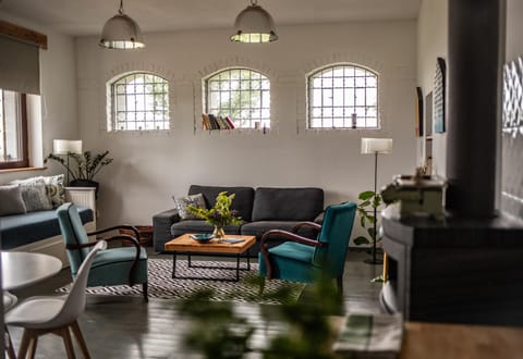 Communal lounge/ TV room, Day, TV and multimedia, Living room, Seating area, pet friendly, pet friendly