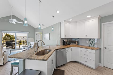 Beach Dream Vacation, Heated Saltwater Pool - Endless Summer - Roelens House in Estero Island