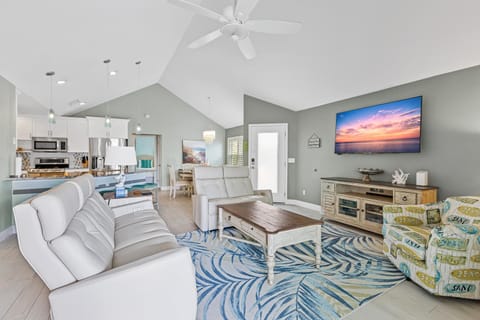 Beach Dream Vacation, Heated Saltwater Pool - Endless Summer - Roelens House in Estero Island