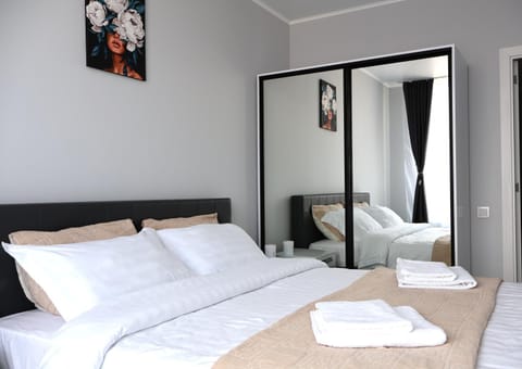 Bed, Bedroom, towels