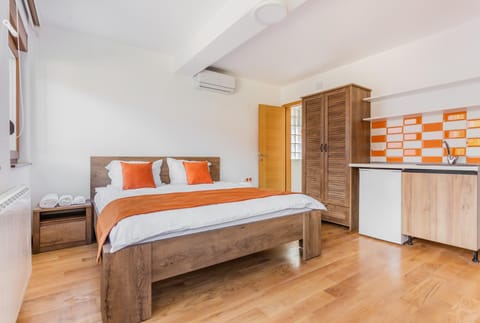 Bed, Kitchen or kitchenette, Photo of the whole room, Bedroom, towels, wardrobe, air conditioner