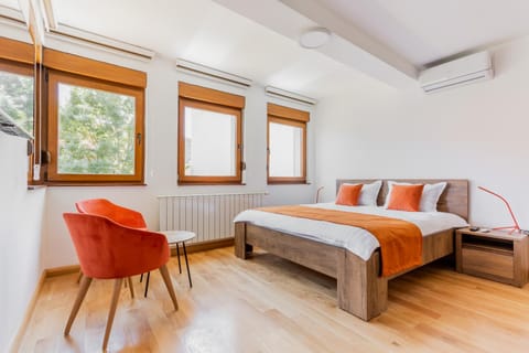 Bed, TV and multimedia, Living room, Photo of the whole room, Seating area, Bedroom, internet, air conditioner