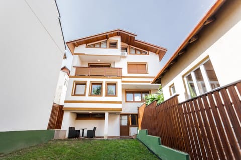 Property building, Facade/entrance, Day, Garden, View (from property/room), Balcony/Terrace, Seating area