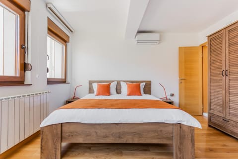 Bed, TV and multimedia, Photo of the whole room, Bedroom, towels, wardrobe, air conditioner