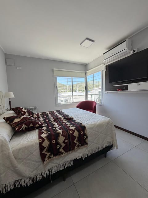 Bed, TV and multimedia, Photo of the whole room, Bedroom, air conditioner