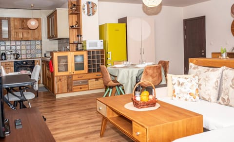 Kitchen or kitchenette, Living room, Seating area, Dining area, minibar, oven, stove