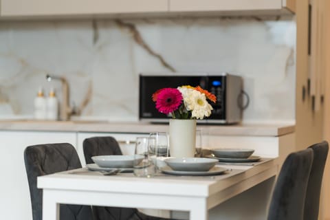 Kitchen or kitchenette, Dining area