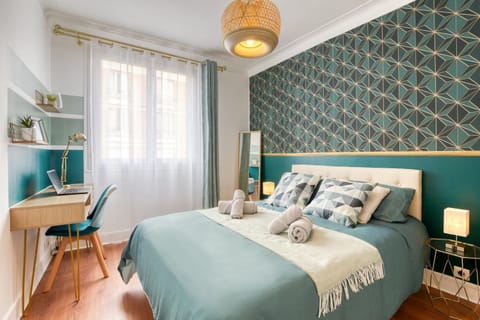 Bed, Photo of the whole room, Seating area, Bedroom