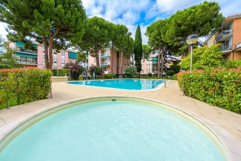 Property building, Spring, Day, Natural landscape, Garden, Garden view, Pool view, Swimming pool, sunbed