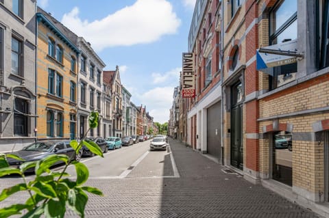Property building, Day, Neighbourhood, City view, Street view, Location, Parking