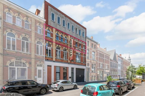 Property building, Day, Neighbourhood, City view, Street view, Location, Parking