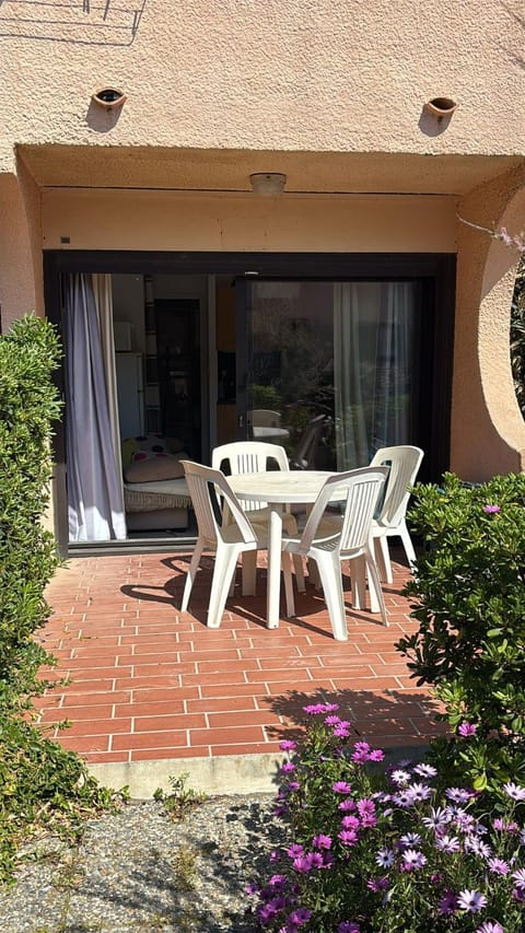 Property building, Patio, Balcony/Terrace