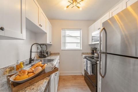 Modern Chic Getaway - Sleeps 11 - Palmwavestays Apartment in Coconut Creek