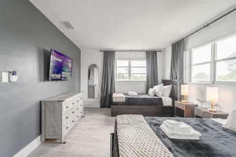 Modern Chic Getaway - Sleeps 11 - Palmwavestays Apartment in Coconut Creek